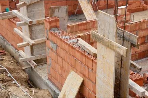 Materiały budowlane oferowane przez Delta: Co warto wiedzieć?