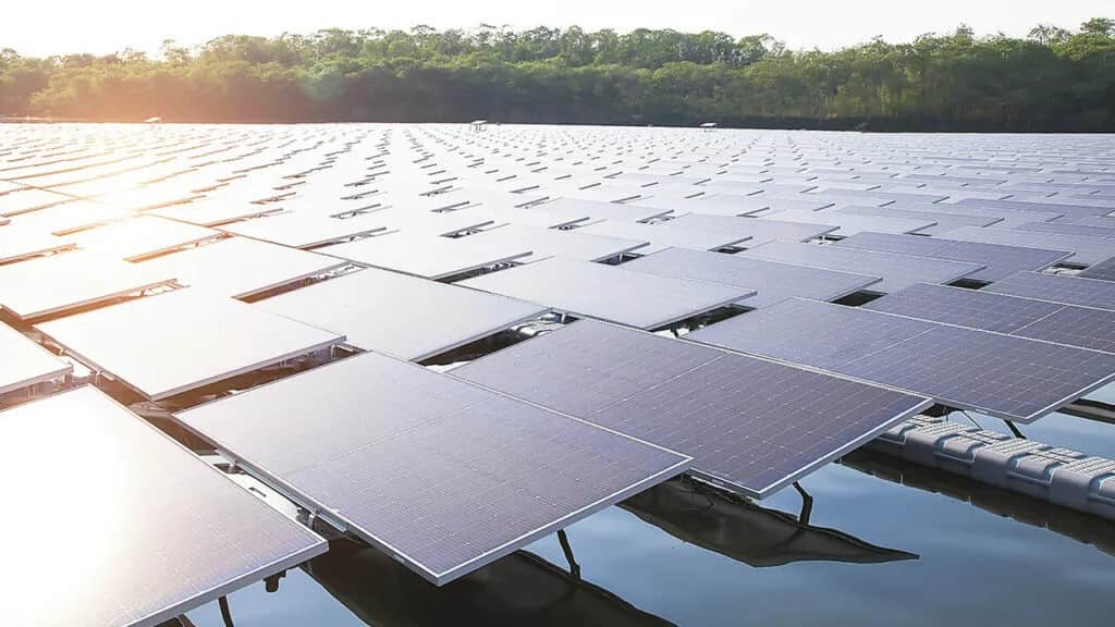 Fotowoltaika na zbiornikach wodnych: Optymalizacja potenṫjalu floating PV do CTR i intencji wyszukiwania.