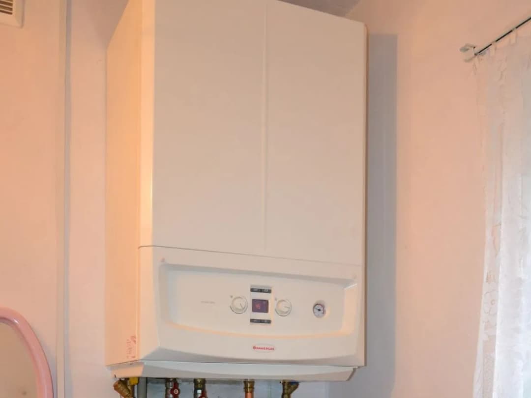 Kotły CO gazowe dwufunkcyjne: zalety zamkniętej komory spalania