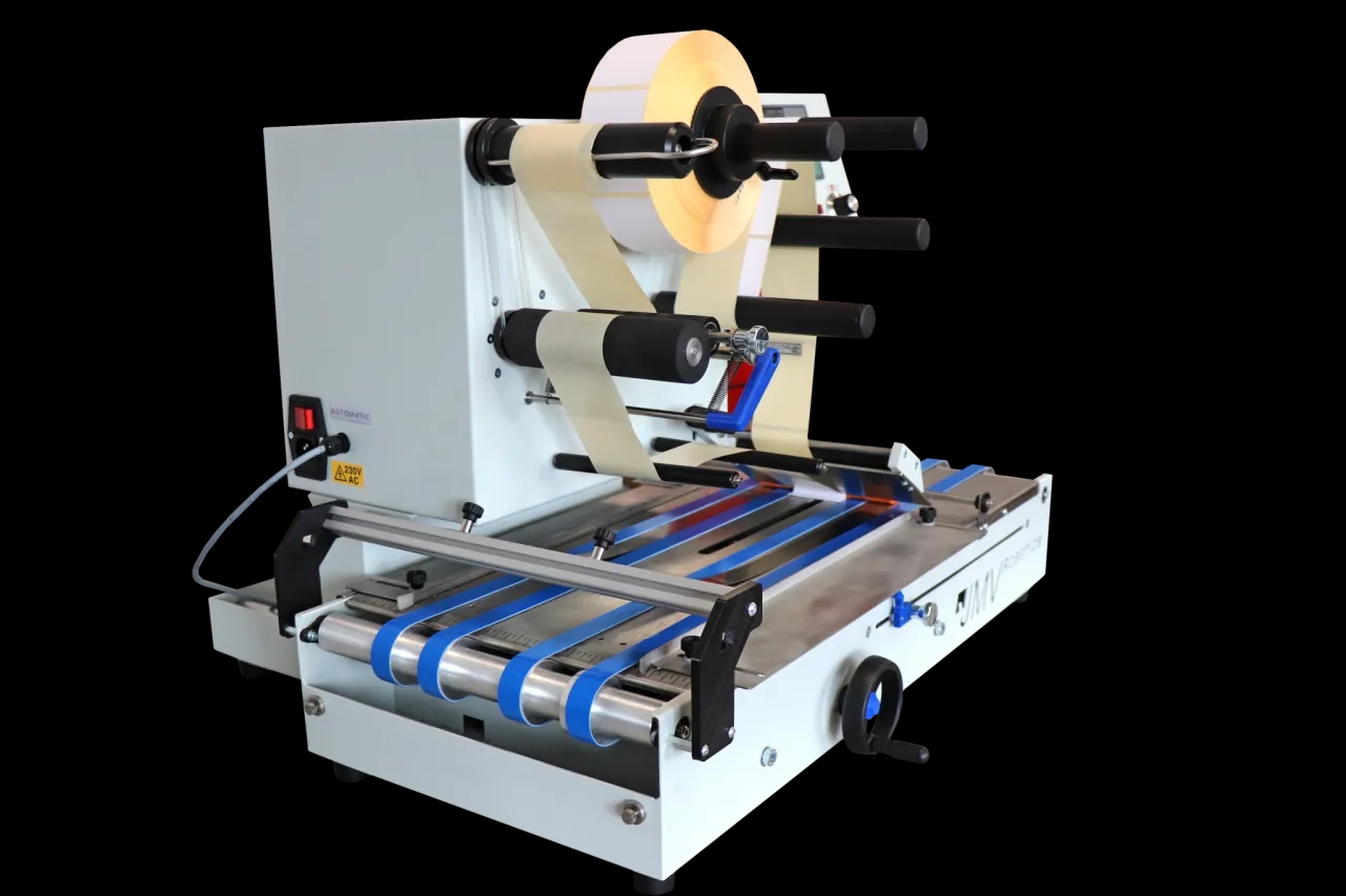 Zaawansowane etykieciarki przemysłowe i zakręcarki automatyczne w produkcji