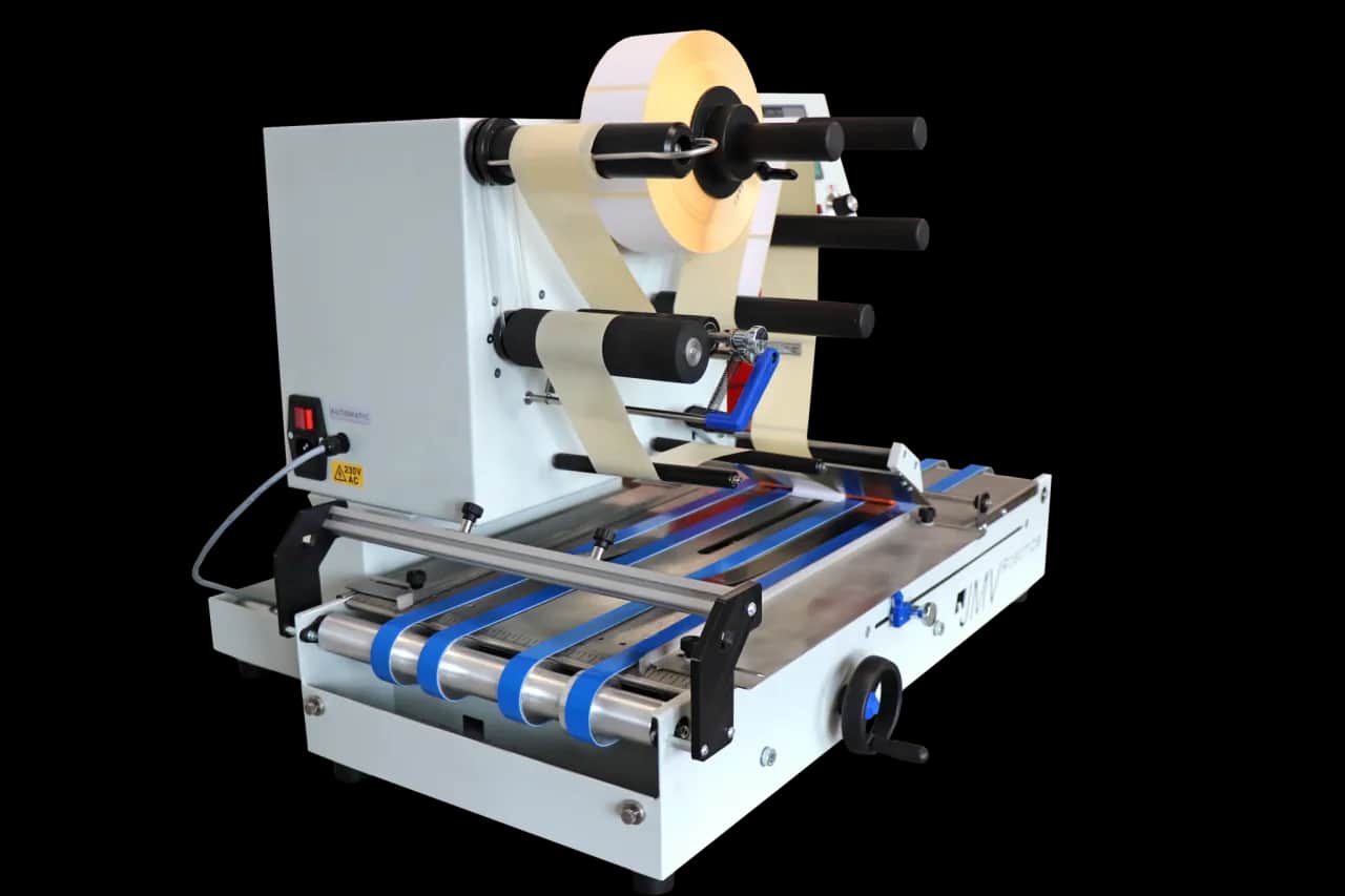Zaawansowane etykieciarki przemysłowe i zakręcarki automatyczne w produkcji